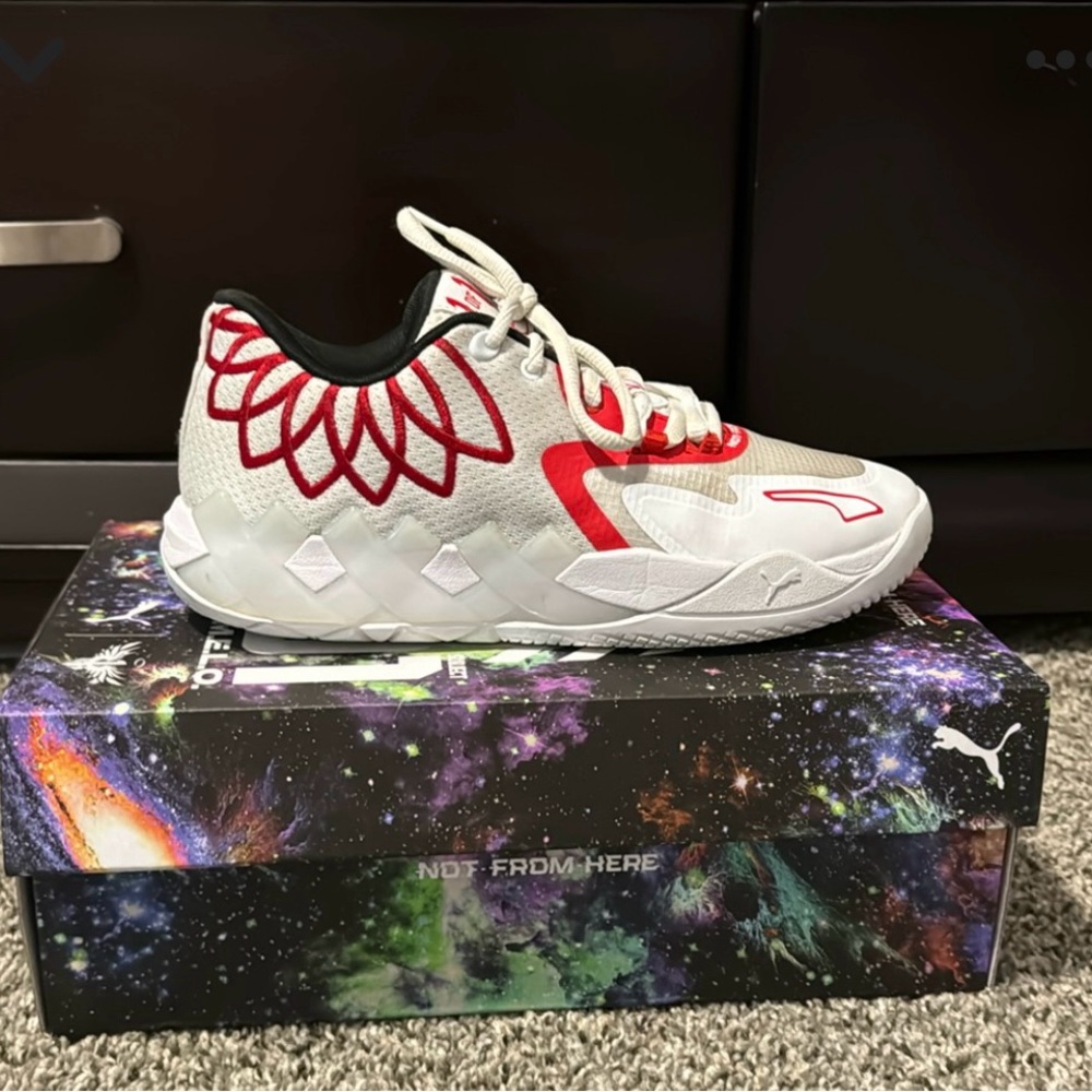 Mb.01 Red And White